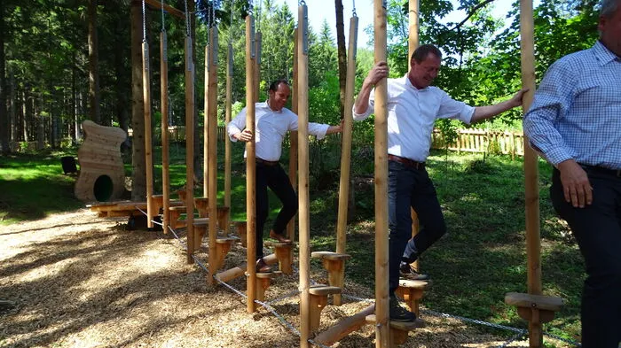 Beim Ausprobieren: Gleisdorfs Bürgermeister Christoph Stark (li.) und Almholz-Chef Wolfgang Wild.