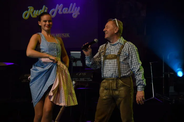 Rudi Mally hat gemeinsam mit Gina im Rahmen seiner Gala seinen ersten großen Hit „A Dirndl im Dirndl“ präsentiert, der in Zukunft auch in den Radios zu hören sein wird, somit steht einer Schlagerkarriere nichts mehr im Wege ...