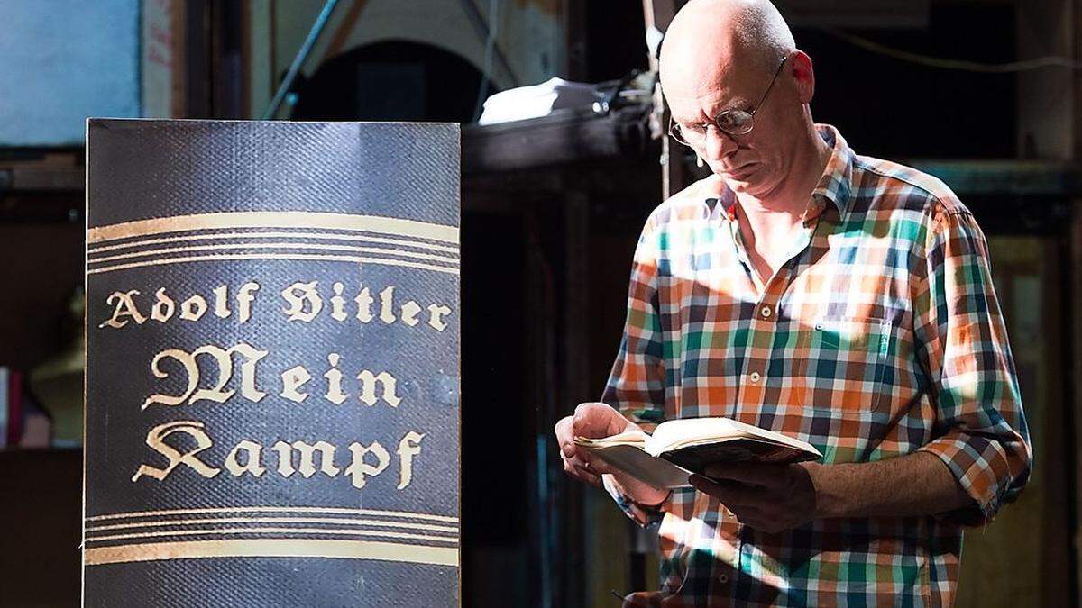 Matthias Hageböck vom Berliner Theaterkollektiv Rimini Protokoll beim Kunstfest Weimar in "Mein Kampf"