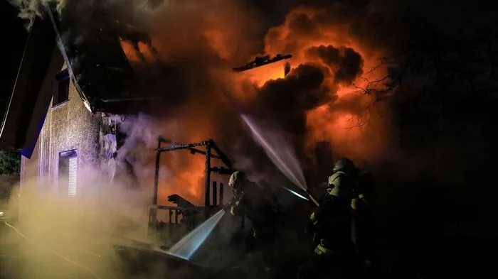 Die Freiwilligen Feuerwehren Sachendorf, Spielberg, Knittelfeld, Apfelberg und Flatschach bekämpften einen nächtlichen Brand in Sachendorf.