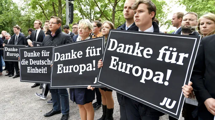 Hunderte Menschen haben dem verstorbenen deutschen Altkanzler Helmut Kohl (CDU) in seiner Heimatstadt Ludwigshafen die letzte Ehre erwiesen. Sie säumten die Straßen und Plätze der Stadt, als am Samstagnachmittag ein Trauerzug mit Kohls Sarg durch Ludwigshafen fuhr.