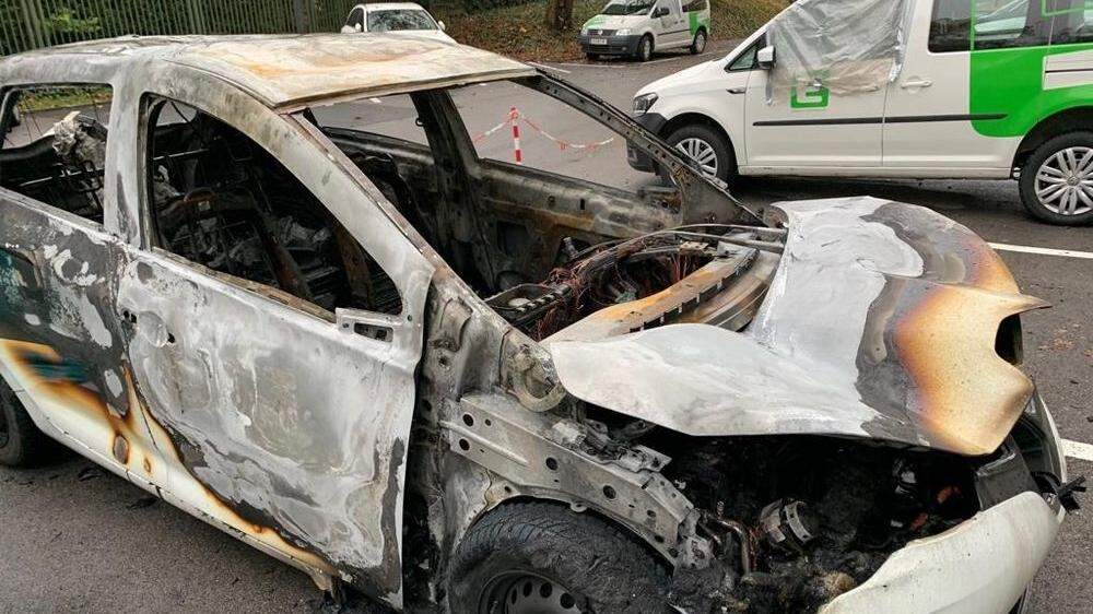 Mehrere Autos wurden bei dem Anschlag am 9. November teils schwer beschädigt