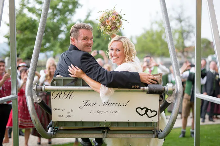 ... in Seckau, wo geheiratet wurde, ehe im Hofwirt dann auch gefeiert wurde, natürlich auch eine Art Skilift für Bilder - wie sollte es anders sein bei einer Ex-Abfahrtskönigin.