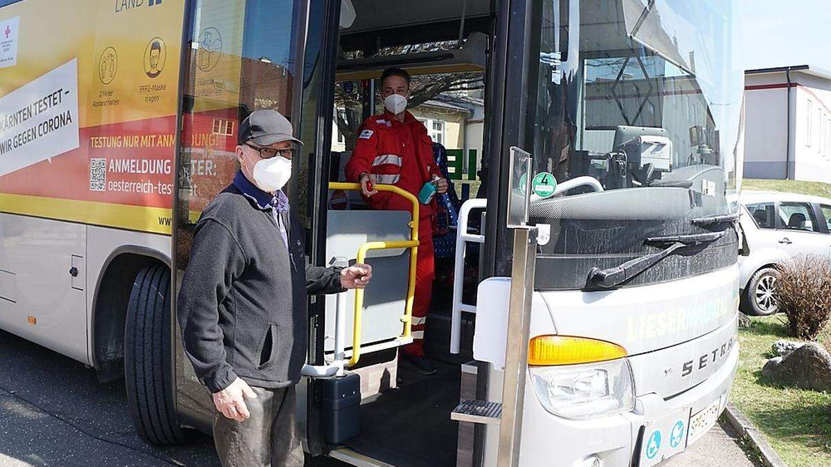 Testbus in Bad St. Leonhard: Pensionist Peter Wiltsche und Sebastian Klee vom Roten Kreuz