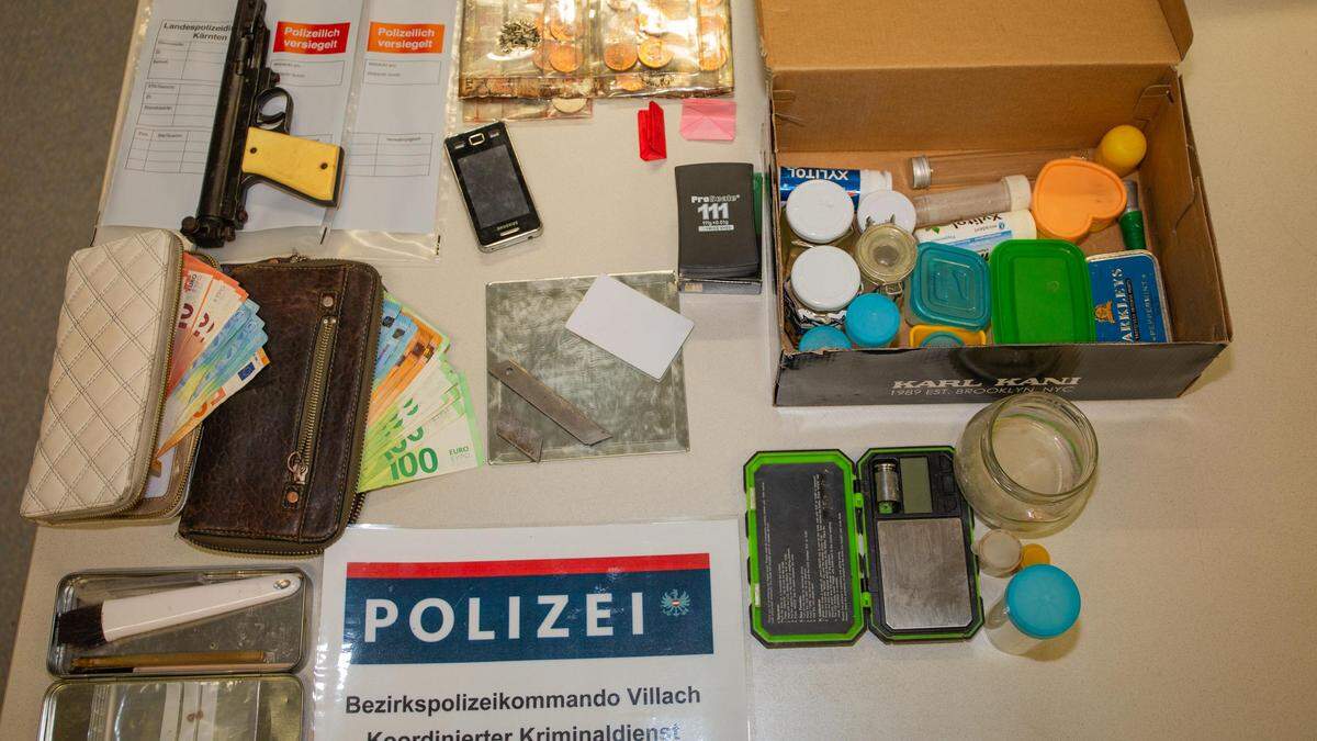 Die Polizei konnten u.a Drogen und Bargeld sicherstellen