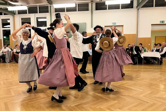 Unter dem Motto „Kultur trifft Kulinarik“ gab es zwischen mehreren köstlichen Gängen grandiose Auftritte des Tanzkreises, der „Volksmusikmädels“, des „Dechantskirchner Singkreises“ und natürlich der Schweizer Gäste, welche mit tosendem Applaus honoriert wurden.