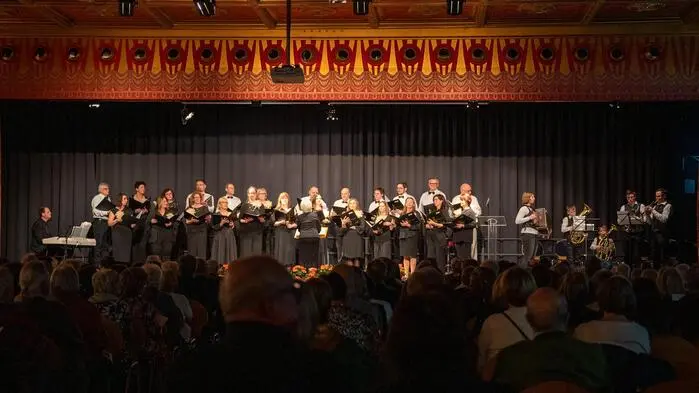 Gemeinsam mit den Gastmusikern Walter Brunner am Klavier sowie der Familienmusik Leitner bot der Chor ein vielfältiges Klangbild. Gesangs- und Instrumentalstücke wechselten sich harmonisch ab und sorgten für eine gelungene Darbietung. 