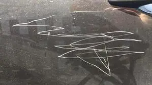 Mit einem Schlüssel wurden die Autos verunstaltet (Symbolbild)