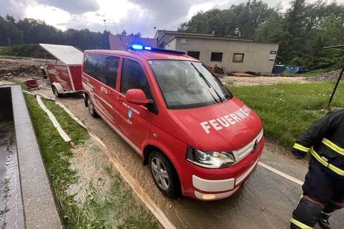 Auch Straßen wurden von den Regenmassen regelrecht überschwemmt.