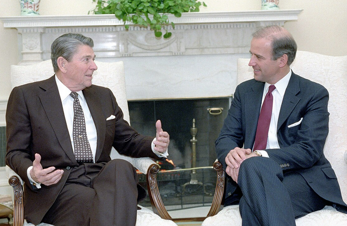 Senator Biden (rechts) im Gespräch mit Präsident Ronald Reagan im Jahr 1987