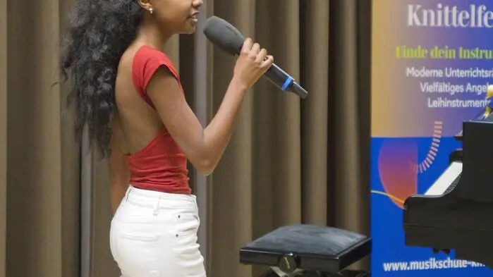 Beim stimmungsvollen Gesangsabend der Klasse von Ingrid Adam-Kaltenegger zeigten Schülerinnen und Schüler der Musikschule Knittelfeld, wie facettenreich Gesang sein kann.