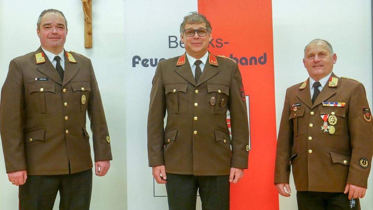 Bezirksfeuerwehrkommandant Harald Draxl, der neue Bezirksfeuerwehrkommandant-Stellvertreter Johann Obererlacher und Bezirksfeuerwehrinspektor Franz Brunner (von links)