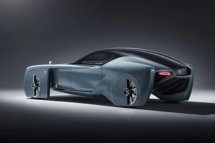 Technische Basis ist eine Leichtbauplattform, ausgestattet mit einem elektrischen Antriebssystem. An die Tradition der namhaften Karossiers eröffnen innovative Produktionsverfahren und Materialien dem Kunden neue Möglichkeiten zur Gestaltung seines individuellen Rolls-Royce: vom Radstand bis hin zur Karosserieform.