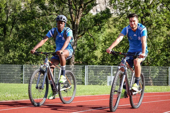 Der Weg zum Trainingsplatz in der Athletic Area wird mit Mountainbikes zurückgelegt.