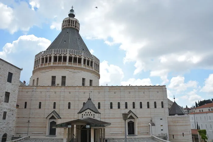 Wo - nach römisch-katholischer Überlieferung - Erzengel Gabriel Maria erschien, steht in Nazareth die Verkündigungsbasilika.