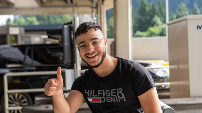 Yasin Salih aus den Niederlanden fuhr ohne Ticket durch die Prepaid-Spur - kam aber zu Fuß zurück und zahlte gleich. "Wegen des Karmas"