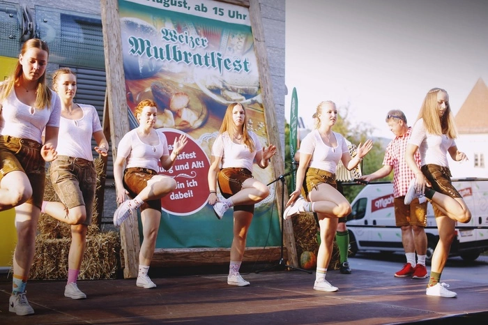 Sorgten für eine zünftige Eröffnung: Die Schuhplattlergruppe Strallegg.