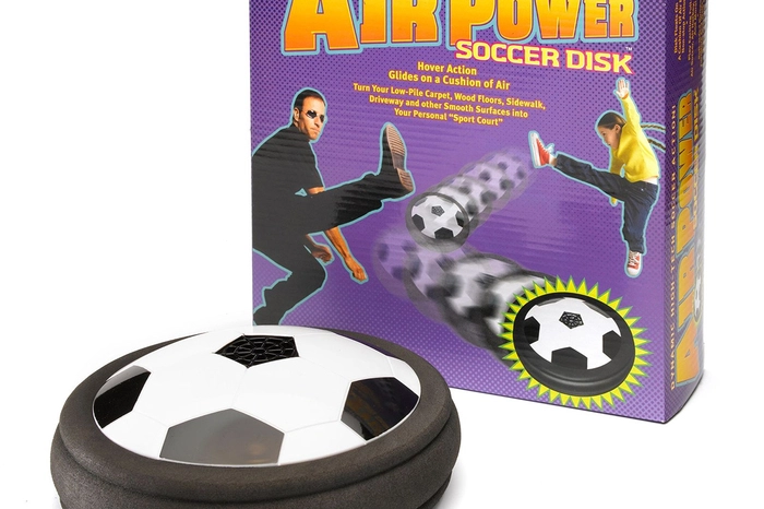 Der "Air Soccer Disc Fußball" schwebt auf einem Luftkissen. Ein weicher Stoßfänger an der Seite schützt Möbel und Wände &amp; bietet guten Rebound. Für Indoor und Outdoor – funktioniert auf Teppich- und Holzböden, Bürgersteigen und Einfahrten. Gesehen um 17,95 Euro bei www.proidee.at