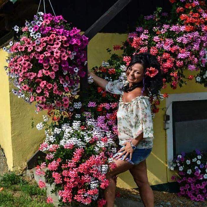 Inge Kassl ist bekannt für ihren Blumenschmuck