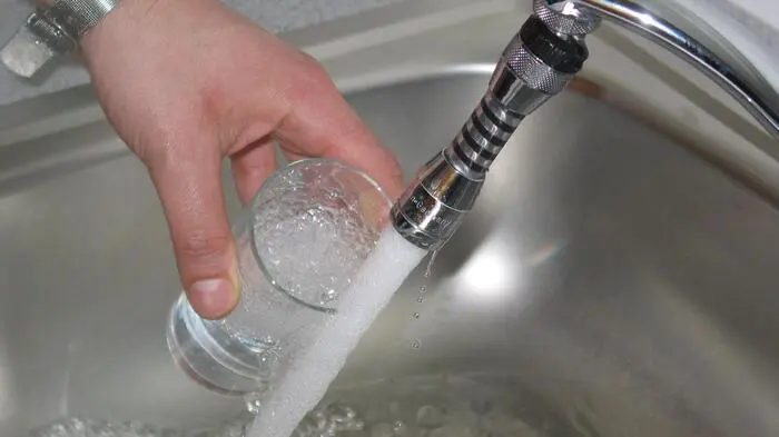 Gemeinden warnen die Bürger, dass ohne Sparmaßnahmen weniger oder kein Wasser mehr aus der Leitung kommen könnte