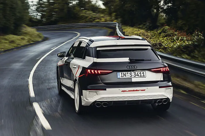 Technisch lässt Audi aber schon tiefer blicken: Wie der aufmerksame Beobachter bereits vermutet haben wird, lässt sich der Viertürer – die Neuauflage soll es nur mehr als Sportback geben – auch mit Allradantrieb ausstatten. Ohne Quattro geht es nunmal nicht.