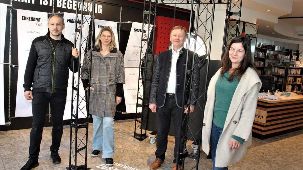 Günter und Birgit Tuscher, Karl Rosenberger und Julia Feller stellten die Ausstellung vor