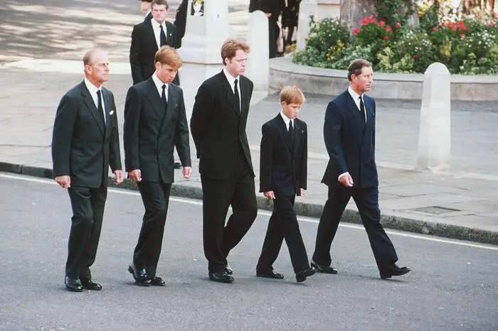 William und Harry sind 15 und 12 Jahre alt, als sie in aller Öffentlichkeit um ihre verstorbene Mutter trauern. 