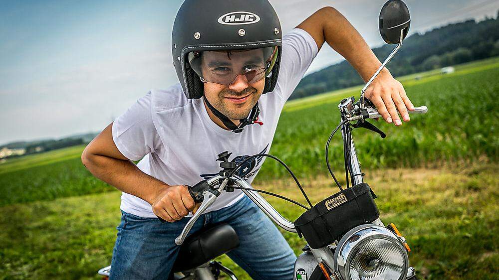 Sattelfest: Andreas Brodtrager ist einer der Veranstalter des „Moped Rodeo“ und geht mit einer Puch City an den Start
