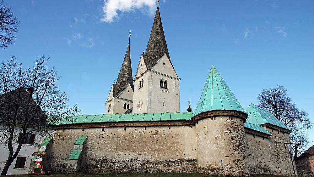 Keine &quot;Einhüllung&quot; des Weltkünstlers Christo - heuer wird die Dachkonstruktion der Nord- und Ostseite des Wehrganges der Pfarrkirche Diex renoviert