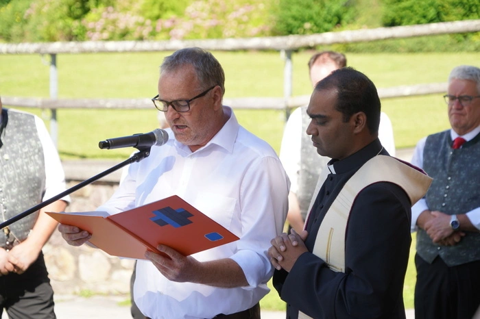 Der Obmann des Kräuterdorf Marketingvereines Johann Ackerer bei der Lesung.