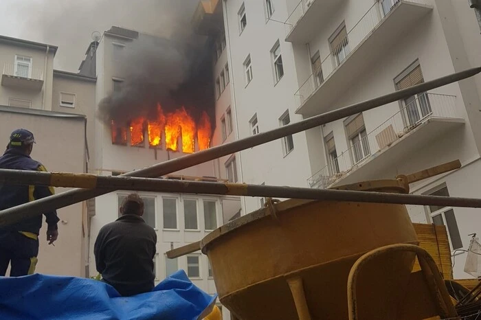 Etage in Flammen ..