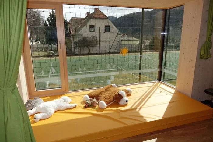 Helle Räume, heimelige Nischenplätze und viel Holz zeichnen den Bau des Architekten Gerhard Kreiner aus.
