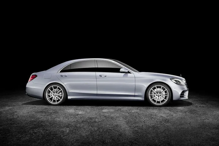 Und zwar die Rückkehr zum Reihensechszylinder sowohl als Diesel wie Benziner und ein neuer V8-Biturbo-Benzinmotor. Außerdem planen die Sterndeuter einen Plug-in-Hybrid mit rund 50 Kilometer elektrischer Reichweite.