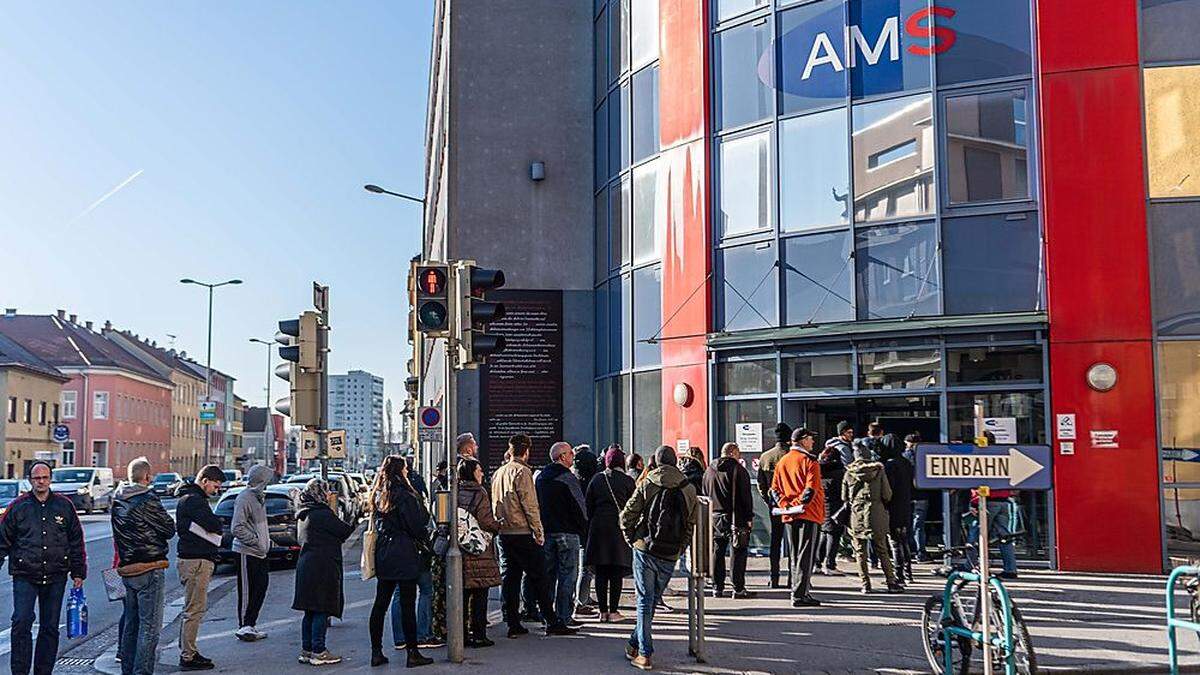 Schlangestehen vor dem AMS 