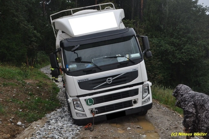 Danach konnte der Lkw die Fahrt auf eigener Achse fortsetzen.