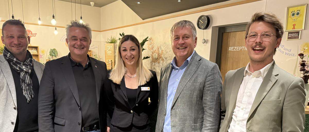 Rezeptionistin Andrea Pelcz vom Jufa-Hotel Weiz nimmt am Talenteprogramm teil, hier zu sehen mit Regionalmanager Erik Selle, Bürgermeister Ingo Reisinger, Geschäftsführer Gerhard Wendl und Hoteldirektor Mario Stanek