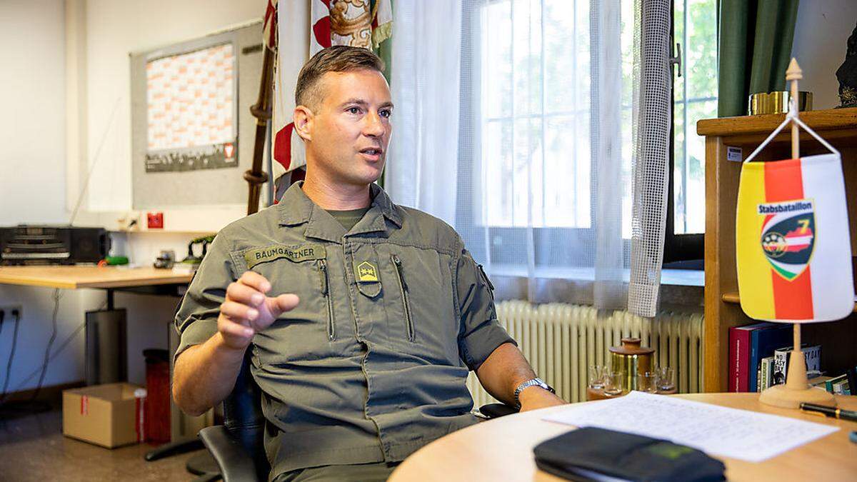 Ulrich Baumgartner in seinem Büro in der Klagenfurter Windisch-Kaserne, in der Teile des Stabsbataillons 7 untergebracht sind