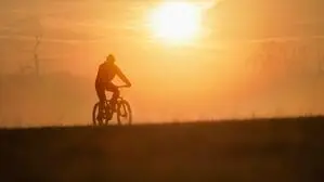 Ein Radfahrer fährt im Morgennebel  (Sujetbild)