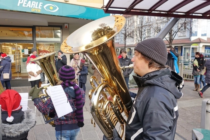 Peter Derler leitete das Freiluftkonzert bei der Weizbachbrücke.