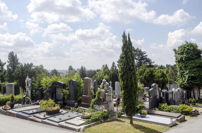 Am Friedhof in Wien-Grinzing hat Lugner eine eigene Gruft