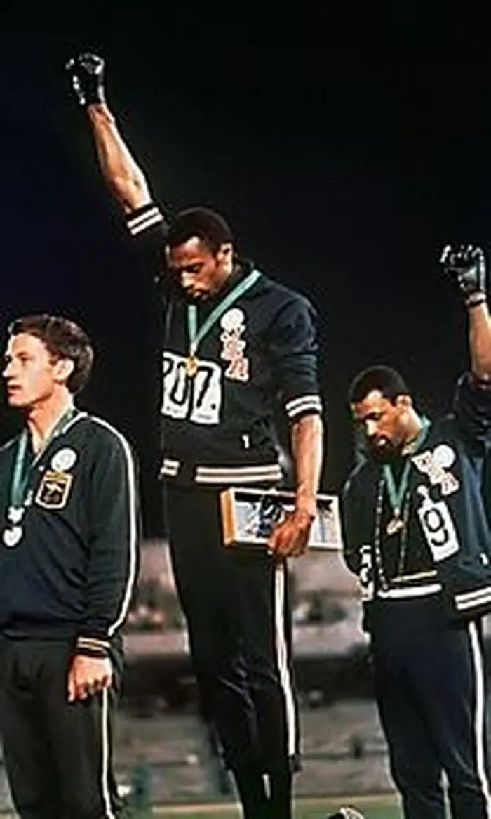 Tommie Smith (Mitte) und John Carlos