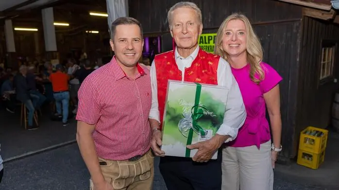 Der traditionelle Jakobikirchtag in Neuhaus wurde wieder gefeiert. Höhepunkt des Abends war die Nachfeier zum 80. Geburtstag von Hubert Urach, Gründer der Original fidelen Lavanttaler, gemeinsam mit dem Publikum. Bürgermeister Patrick Skubel begrüßte die Gäste und dankte allen Mitwirkenden sowie den Organisatoren – Hartl-Stadlwirt Reinhart Hartl mit Familie und Team -für ihren Einsatz. Den musikalischen Schlusspunkt setzte das Lavanttaler Trio 3L mit Walter Riegler, Hubi Hasenbichler und Robert Ceplak. Mit ihrem rund einstündigen Auftritt heizten die drei Vollblutmusiker dem Publikum noch einmal kräftig ein und sorgten für einen stimmungsvollen Ausklang des traditionellen Nachkirchtages im Hartl-Stadl.