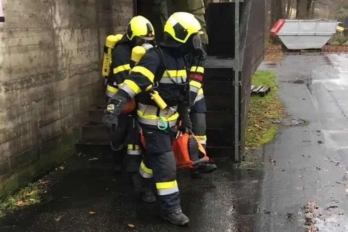 Bei dieser Prüfung steht nicht die Zeit, sondern das fehlerfreie Vorgehen mit dem schweren Atemschutz im Vordergrund.