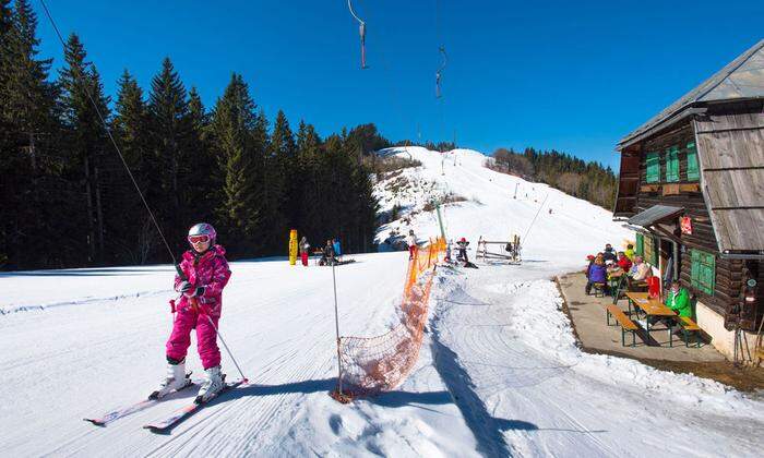 Sonne tanken, direkt neben dem Schlepplift: Auf der Dreiländereck-Hütte.