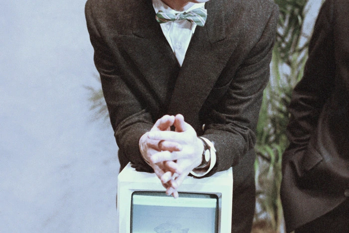 Der 1983 gestartete Computer Apple Lisa führte die bis heute übliche Bedienung von Programmen mit einem Menü und in einem Fenster ein - zwei Jahre vor Windows. 1984 präsentierte Jobs den Apple Macintosh (im Bild), der zum ersten kommerziell erfolgreichen Computer mit grafischer Benutzeroberfläche wird. Das Konzept hatte er vom legendären kalifornischen Forschungszentrum Xerox PARC übernommen, dessen Potenzial von den Xerox-Bossen in New York nicht erkannt worden war.