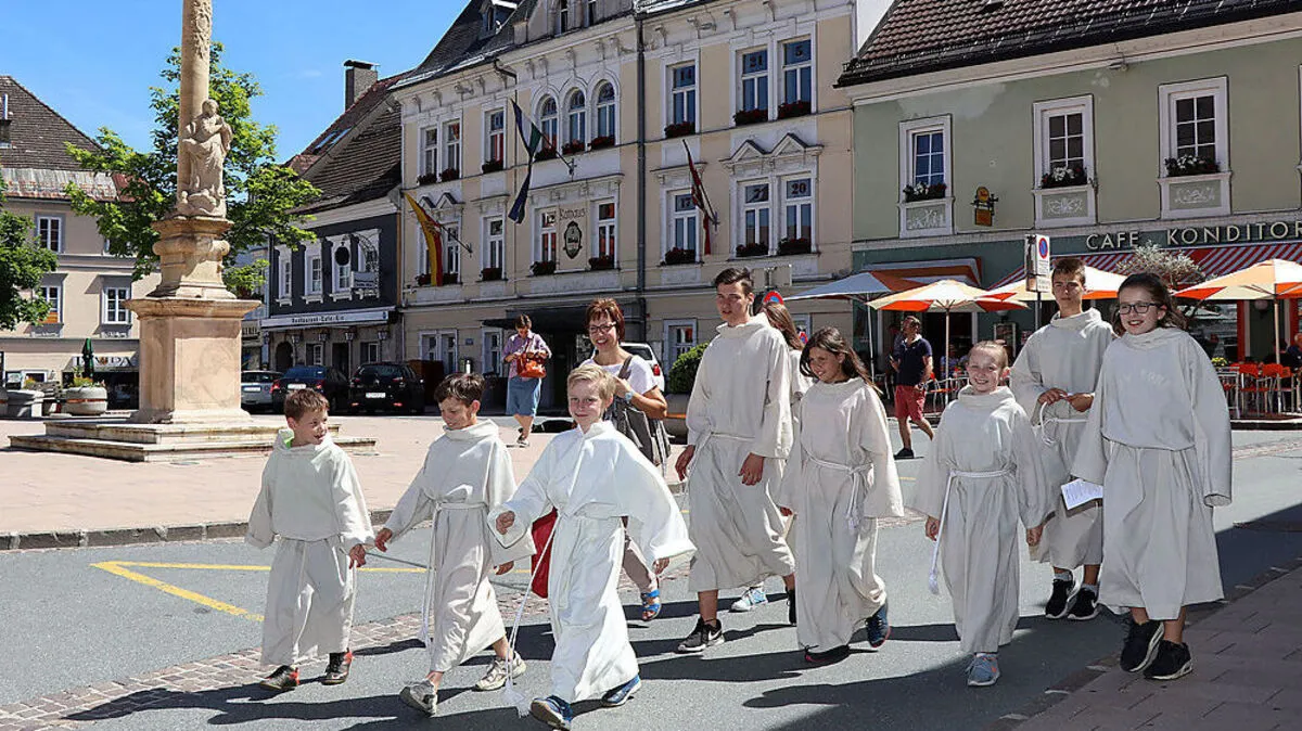 Die Ministranten marschierten von der Michaeli-Kirche über den Hauptplatz zur  Stadtpfarrkirche Maria im Dorn