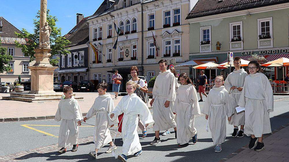 Die Ministranten marschierten von der Michaeli-Kirche über den Hauptplatz zur  Stadtpfarrkirche Maria im Dorn