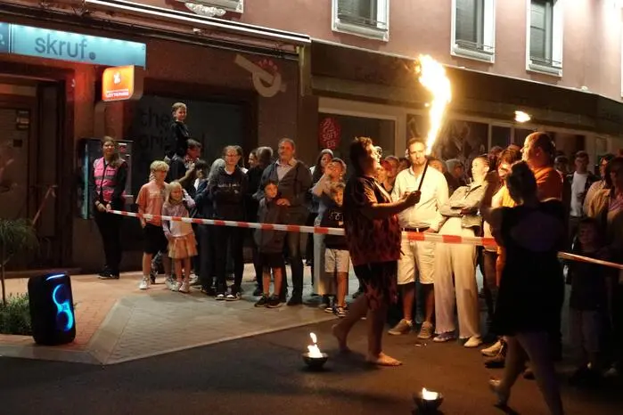 Auch eine Feuer-Show von Luki und seiner Assistentin sorgte bei den kleinen Besucherinnen und Besuchern für Begeisterung.