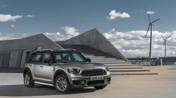 Der Mini Cooper S E Countryman ALL4 ist das erste Modell der britischen Marke mit Plug-in-Hybrid-Antrieb. Die Arbeit teilen sich ein Dreizylinder-Turbobenziner und ein Synchron-Elektromotor.