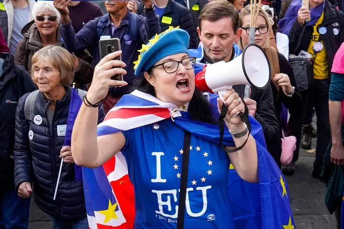 ... um "laut und deutlich der Regierung und den Abgeordneten die Botschaft zu übermitteln, dass das Volk nicht (Premierminister) Boris Johnson trauen soll", so die Veranstalter.